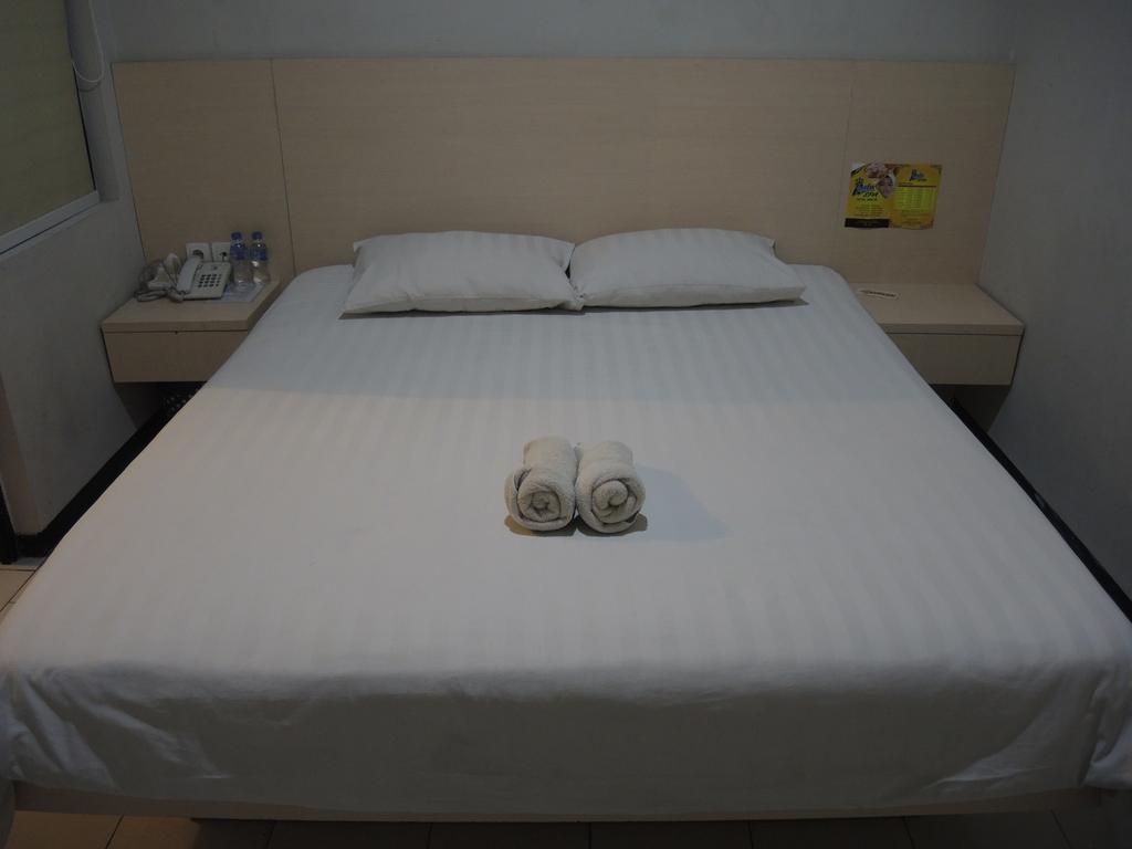 Swk 95 Hotel Σουραμπάγια Δωμάτιο φωτογραφία