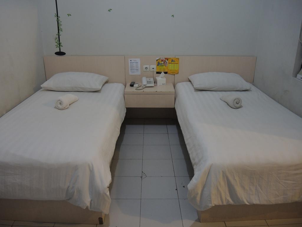 Swk 95 Hotel Σουραμπάγια Δωμάτιο φωτογραφία